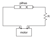 circuito representa três pilhas ideais de 1,5V com receptor